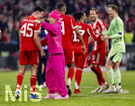 15.04.2026,  Fussball UEFA Championsleague 2025/2026: Viertelfinale Rückspiel,  FC Bayern München - Real Madrid, in der Allianz-Arena München, Nach Schlusspfiff frenetischer Jubel bei den Bayern, v.li: Aleksandar Pavlovic (Bayern München)  mit Lennart Karl (FC Bayern München), der mit einem Outfit in Pink auffällt.