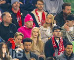 15.04.2026,  Fussball UEFA Championsleague 2025/2026: Viertelfinale Rückspiel,  FC Bayern München - Real Madrid, in der Allianz-Arena München, Lennart Karl (mitte, FC Bayern München) auf der Tribüne im Outfit in Pink, mit seiner neuen Freundin Zoe Käppele (rechts neben ihm). 