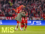 15.04.2026,  Fussball UEFA Championsleague 2025/2026: Viertelfinale Rückspiel,  FC Bayern München - Real Madrid, in der Allianz-Arena München, Torjubel zum Ausgleich von Luis Diaz (mitte, FC Bayern München), v.li: Michael Olise (FC Bayern München), Josip Stanisic (Bayern München), Luis Diaz (FC Bayern München), Dayot Upamecano (FC Bayern München) 