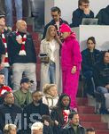 15.04.2026,  Fussball UEFA Championsleague 2025/2026: Viertelfinale Rückspiel,  FC Bayern München - Real Madrid, in der Allianz-Arena München, Lennart Karl (re, FC Bayern München) auf der Tribüne im Leuchtstift-Outfit in Pink, mit seiner neuen Freundin Zoe Käppele (links neben ihm). 