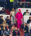 15.04.2026,  Fussball UEFA Championsleague 2025/2026: Viertelfinale Rückspiel,  FC Bayern München - Real Madrid, in der Allianz-Arena München, Lennart Karl (re, FC Bayern München) auf der Tribüne im Leuchtstift-Outfit in Pink, mit seiner neuen Freundin Zoe Käppele (links neben ihm).  