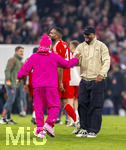 15.04.2026,  Fussball UEFA Championsleague 2025/2026: Viertelfinale Rückspiel,  FC Bayern München - Real Madrid, in der Allianz-Arena München, Lennart Karl (li, FC Bayern München) jubelt nach dem Spiel im Leuchtstift-Outfit in Pink mit Trainer Vincent Kompany (re, FC Bayern München), der freut sich mit ihm.