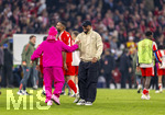 15.04.2026,  Fussball UEFA Championsleague 2025/2026: Viertelfinale Rückspiel,  FC Bayern München - Real Madrid, in der Allianz-Arena München, Lennart Karl (li, FC Bayern München) jubelt nach dem Spiel im Leuchtstift-Outfit in Pink mit Trainer Vincent Kompany (re, FC Bayern München), der freut sich mit ihm.