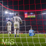 15.04.2026,  Fussball UEFA Championsleague 2025/2026: Viertelfinale Rückspiel,  FC Bayern München - Real Madrid, in der Allianz-Arena München, Nach Schlusspfiff und der bitteren Niederlage für Madrid sitzt Torwart Andriy Lunin (Real Madrid) enttäuscht am Boden, li: Eder Militao (Real Madrid), Federico Valverde (Real Madrid) 