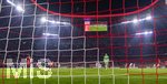 15.04.2026,  Fussball UEFA Championsleague 2025/2026: Viertelfinale Rückspiel,  FC Bayern München - Real Madrid, in der Allianz-Arena München, Schockmoment für Torwart Manuel Neuer (re, FC Bayern München) in den ersten Spielminuten, nach einem Patzer muss er den Ball aus dem Netz holen. Gegentor zum o:1.