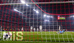 15.04.2026,  Fussball UEFA Championsleague 2025/2026: Viertelfinale Rückspiel,  FC Bayern München - Real Madrid, in der Allianz-Arena München, Nach Schlusspfiff und der bitteren Niederlage für Madrid liegt Torwart Andriy Lunin (Real Madrid) enttäuscht am Boden, weitere Spieler: Eder Militao (Real Madrid), Federico Valverde (Real Madrid) 