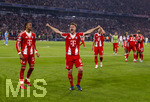 15.04.2026,  Fussball UEFA Championsleague 2025/2026: Viertelfinale Rückspiel,  FC Bayern München - Real Madrid, in der Allianz-Arena München, Frenetischer Schlussjubel bei den Bayern nach dem 4:3 Siegtreffer, Alphonso Davies (FC Bayern München), Joshua Kimmich (FC Bayern München) 