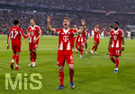 15.04.2026,  Fussball UEFA Championsleague 2025/2026: Viertelfinale Rückspiel,  FC Bayern München - Real Madrid, in der Allianz-Arena München, Frenetischer Schlussjubel bei den Bayern nach dem 4:3 Siegtreffer, Alphonso Davies (FC Bayern München), Harry Kane (FC Bayern München), Joshua Kimmich (FC Bayern München) 