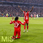 15.04.2026,  Fussball UEFA Championsleague 2025/2026: Viertelfinale Rückspiel,  FC Bayern München - Real Madrid, in der Allianz-Arena München, Frenetischer Schlussjubel bei den Bayern nach dem 4:3 Siegtreffer, Alphonso Davies (FC Bayern München), Dayot Upamecano (FC Bayern München) 