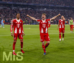 15.04.2026,  Fussball UEFA Championsleague 2025/2026: Viertelfinale Rückspiel,  FC Bayern München - Real Madrid, in der Allianz-Arena München, Frenetischer Schlussjubel bei den Bayern nach dem 4:3 Siegtreffer, Alphonso Davies (FC Bayern München), Joshua Kimmich (FC Bayern München) 