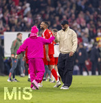 15.04.2026,  Fussball UEFA Championsleague 2025/2026: Viertelfinale Rückspiel,  FC Bayern München - Real Madrid, in der Allianz-Arena München, Schlussjubel, re: Trainer Vincent Kompany (FC Bayern München) shakehands lachend mit Lennart Karl (FC Bayern München), der mit extravagantem Outfit ganz in Pink auch noch auf den Platz gekommen ist.
