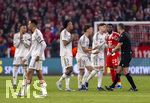 15.04.2026,  Fussball UEFA Championsleague 2025/2026: Viertelfinale Rückspiel,  FC Bayern München - Real Madrid, in der Allianz-Arena München, Wütende proteste der Madrider Spieler nach dem Feldverweis für Eduardo Camavinga (Real Madrid), beim Schiedsrichter Slavko Vincic (re, Slowenien), v.li: Kylian Mbappe (Real Madrid), Eder Militao (Real Madrid), Arda Güler (Real Madrid), Federico Valverde (Real Madrid),  Alphonso Davies (FC Bayern München), 