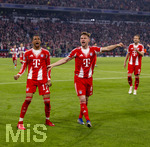 15.04.2026,  Fussball UEFA Championsleague 2025/2026: Viertelfinale Rückspiel,  FC Bayern München - Real Madrid, in der Allianz-Arena München, Frenetischer Schlussjubel bei den Bayern nach dem 4:3 Siegtreffer, Alphonso Davies (FC Bayern München), Joshua Kimmich (FC Bayern München) 