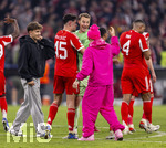 15.04.2026,  Fussball UEFA Championsleague 2025/2026: Viertelfinale Rückspiel,  FC Bayern München - Real Madrid, in der Allianz-Arena München, Schlussjubel, v.lI. Tom Bischof (Bayern München), Aleksandar Pavlovic (Bayern München) , Torwart Manuel Neuer (FC Bayern München) lachend mit Lennart Karl (FC Bayern München), der mit extravagantem Outfit ganz in Pink auch noch auf den Platz gekommen ist.