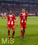 15.04.2026,  Fussball UEFA Championsleague 2025/2026: Viertelfinale Rückspiel,  FC Bayern München - Real Madrid, in der Allianz-Arena München, Frenetischer Schlussjubel bei den Bayern nach dem 4:3 Siegtreffer, Alphonso Davies (FC Bayern München), Joshua Kimmich (FC Bayern München) 