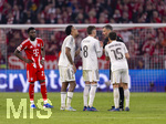 15.04.2026,  Fussball UEFA Championsleague 2025/2026: Viertelfinale Rückspiel,  FC Bayern München - Real Madrid, in der Allianz-Arena München, Wütende proteste der Madrider Spieler nach dem Feldverweis für Eduardo Camavinga (Real Madrid), beim Schiedsrichter Slavko Vincic (re, Slowenien), v.li: Alphonso Davies (FC Bayern München), Eder Militao (Real Madrid), Federico Valverde (Real Madrid), Arda Güler (Real Madrid) 