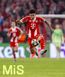 15.04.2026,  Fussball UEFA Championsleague 2025/2026: Viertelfinale Rückspiel,  FC Bayern München - Real Madrid, in der Allianz-Arena München, Luis Diaz (FC Bayern München) springt in den Ball.