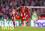 15.04.2026,  Fussball UEFA Championsleague 2025/2026: Viertelfinale Rückspiel,  FC Bayern München - Real Madrid, in der Allianz-Arena München, Luis Diaz (FC Bayern München) springt in den Ball.