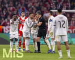 15.04.2026,  Fussball UEFA Championsleague 2025/2026: Viertelfinale Rückspiel,  FC Bayern München - Real Madrid, in der Allianz-Arena München, Wütende proteste der Madrider Spieler nach dem Feldverweis für Eduardo Camavinga (Real Madrid), beim Schiedsrichter Slavko Vincic (Slowenien), v.li: Vinicius Junior (Real Madrid), Kylian Mbappe (Real Madrid), Arda Güler (Real Madrid), Slavko Vincic, Federico Valverde (Real Madrid)
