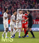 15.04.2026,  Fussball UEFA Championsleague 2025/2026: Viertelfinale Rückspiel,  FC Bayern München - Real Madrid, in der Allianz-Arena München, Wütende proteste der Madrider Spieler nach dem Feldverweis für Eduardo Camavinga (Real Madrid), beim Schiedsrichter Slavko Vincic (re, Slowenien), v.li: Eder Militao (Real Madrid), Arda Güler (Real Madrid), Federico Valverde (Real Madrid),  Alphonso Davies (FC Bayern München), Slavko Vincic.
