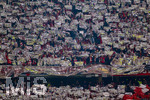 15.04.2026,  Fussball UEFA Championsleague 2025/2026: Viertelfinale Rückspiel,  FC Bayern München - Real Madrid, in der Allianz-Arena München, Nahaufnahme der Tribüne bei der Fanchoreografie. Jeder Zuschauer trägt zur stimmungsvollen Choreo bei mit dem hochhalten einer farbigen oder silberglänzenden Folie. 