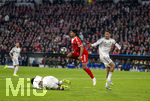 15.04.2026,  Fussball UEFA Championsleague 2025/2026: Viertelfinale Rückspiel,  FC Bayern München - Real Madrid, in der Allianz-Arena München, v.li: Eder Militao (Real Madrid), Serge Gnabry (FC Bayern München), Trent Alexander-Arnold (Real Madrid) 