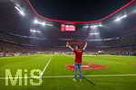 15.04.2026,  Fussball UEFA Championsleague 2025/2026: Viertelfinale Rückspiel,  FC Bayern München - Real Madrid, in der Allianz-Arena München, Fahnenschwenker hält einen Fanschal hoch.