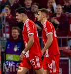 15.04.2026,  Fussball UEFA Championsleague 2025/2026: Viertelfinale Rückspiel,  FC Bayern München - Real Madrid, in der Allianz-Arena München, li: Aleksandar Pavlovic (Bayern München)  mit langer Zunge beim Torjubel mit Josip Stanisic (Bayern München).