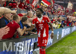 15.04.2026,  Fussball UEFA Championsleague 2025/2026: Viertelfinale Rückspiel,  FC Bayern München - Real Madrid, in der Allianz-Arena München, Alphonso Davies (FC Bayern München) nach dem Sieg beim Jubel mit den Fans.