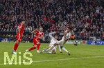 15.04.2026,  Fussball UEFA Championsleague 2025/2026: Viertelfinale Rückspiel,  FC Bayern München - Real Madrid, in der Allianz-Arena München, Torschuss zum 2:2 von Harry Kane (FC Bayern München), li: Luis Diaz (FC Bayern München), re: Eder Militao (Real Madrid) 2.v.re: Trent Alexander-Arnold (Real Madrid) 