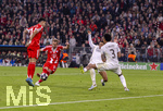 15.04.2026,  Fussball UEFA Championsleague 2025/2026: Viertelfinale Rückspiel,  FC Bayern München - Real Madrid, in der Allianz-Arena München, Torschuss zum 2:2 von Harry Kane (FC Bayern München), li: Luis Diaz (FC Bayern München), re: Eder Militao (Real Madrid) 2.v.re: Trent Alexander-Arnold (Real Madrid) 