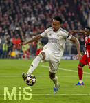15.04.2026,  Fussball UEFA Championsleague 2025/2026: Viertelfinale Rückspiel,  FC Bayern München - Real Madrid, in der Allianz-Arena München, Eder Militao (Real Madrid) am Ball 