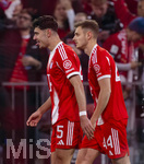 15.04.2026,  Fussball UEFA Championsleague 2025/2026: Viertelfinale Rückspiel,  FC Bayern München - Real Madrid, in der Allianz-Arena München, li: Aleksandar Pavlovic (Bayern München)  mit langer Zunge beim Torjubel mit Josip Stanisic (Bayern München).