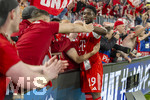 15.04.2026,  Fussball UEFA Championsleague 2025/2026: Viertelfinale Rückspiel,  FC Bayern München - Real Madrid, in der Allianz-Arena München, Alphonso Davies (FC Bayern München) nach dem Sieg beim Jubel mit den Fans.