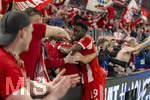 15.04.2026,  Fussball UEFA Championsleague 2025/2026: Viertelfinale Rückspiel,  FC Bayern München - Real Madrid, in der Allianz-Arena München, Alphonso Davies (FC Bayern München) nach dem Sieg beim Jubel mit den Fans.