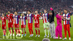 15.04.2026,  Fussball UEFA Championsleague 2025/2026: Viertelfinale Rückspiel,  FC Bayern München - Real Madrid, in der Allianz-Arena München, Schlussjubel der Bayern, v.li:  Nicolas Jackson (FC Bayern München), Joshua Kimmich (FC Bayern München), Jonathan Tah (FC Bayern München), Hiroki Ito (FC Bayern München), Raphael Guerreiro (FC Bayern München), Min-jae Kim (Bayern München, Minjae Kim), Konrad Laimer (FC Bayern München), Torwart Jonas Urbig (FC Bayern München), Tom Bischof (Bayern München), Lennart Karl (FC Bayern München), Torwart Leonard Prescott (FC Bayern München),  Tom Bischof (Bayern München) klaut seinem Kollegen die pinke Mütze vom Kopf.