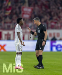 15.04.2026,  Fussball UEFA Championsleague 2025/2026: Viertelfinale Rückspiel,  FC Bayern München - Real Madrid, in der Allianz-Arena München, v.li: Vinicius Junior (Real Madrid) bekommt vom Schiedsrichter Slavko Vincic (Slowenien) Anweisungen.