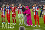 15.04.2026,  Fussball UEFA Championsleague 2025/2026: Viertelfinale Rückspiel,  FC Bayern München - Real Madrid, in der Allianz-Arena München, Schlussjubel der Bayern, v.li:  Hiroki Ito (FC Bayern München), Raphael Guerreiro (FC Bayern München), Min-jae Kim (Bayern München, Minjae Kim), Konrad Laimer (FC Bayern München), Torwart Jonas Urbig (FC Bayern München), Tom Bischof (Bayern München), Lennart Karl (FC Bayern München), Torwart Leonard Prescott (FC Bayern München), Tom Bischof (Bayern München) klaut seinem Kollegen die pinke Mütze vom Kopf.