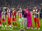 15.04.2026,  Fussball UEFA Championsleague 2025/2026: Viertelfinale Rückspiel,  FC Bayern München - Real Madrid, in der Allianz-Arena München, Schlussjubel der Bayern, v.li:  Hiroki Ito (FC Bayern München), Raphael Guerreiro (FC Bayern München), Min-jae Kim (Bayern München, Minjae Kim), Konrad Laimer (FC Bayern München), Torwart Jonas Urbig (FC Bayern München), Tom Bischof (Bayern München), Lennart Karl (FC Bayern München), Torwart Leonard Prescott (FC Bayern München), Tom Bischof (Bayern München) klaut seinem Kollegen die pinke Mütze vom Kopf.