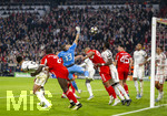 15.04.2026,  Fussball UEFA Championsleague 2025/2026: Viertelfinale Rückspiel,  FC Bayern München - Real Madrid, in der Allianz-Arena München, Torwart Andriy Lunin (mitte, Real Madrid) greift neben den Ball. v.li: Jude Bellingham (Real Madrid), Dayot Upamecano (FC Bayern München), Torwart Andriy Lunin (Real Madrid), Jonathan Tah (FC Bayern München), Antonio Rüdiger (Real Madrid), Aleksandar Pavlovic (Bayern München) , Eder Militao (Real Madrid) 