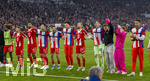 15.04.2026,  Fussball UEFA Championsleague 2025/2026: Viertelfinale Rückspiel,  FC Bayern München - Real Madrid, in der Allianz-Arena München, Schlussjubel der Bayern, v.li:  Nicolas Jackson (FC Bayern München), Joshua Kimmich (FC Bayern München), Jonathan Tah (FC Bayern München), Hiroki Ito (FC Bayern München), Raphael Guerreiro (FC Bayern München), Min-jae Kim (Bayern München, Minjae Kim), Konrad Laimer (FC Bayern München), Torwart Jonas Urbig (FC Bayern München), Tom Bischof (Bayern München), Lennart Karl (FC Bayern München), Torwart Leonard Prescott (FC Bayern München),  Tom Bischof (Bayern München) klaut seinem Kollegen die pinke Mütze vom Kopf.