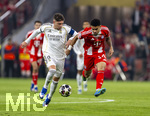 15.04.2026,  Fussball UEFA Championsleague 2025/2026: Viertelfinale Rückspiel,  FC Bayern München - Real Madrid, in der Allianz-Arena München, v.li: Federico Valverde (Real Madrid) gegen Luis Diaz (FC Bayern München) 