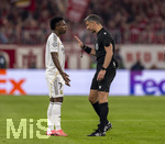 15.04.2026,  Fussball UEFA Championsleague 2025/2026: Viertelfinale Rückspiel,  FC Bayern München - Real Madrid, in der Allianz-Arena München, v.li: Vinicius Junior (Real Madrid) diskutiert mit Schiedsrichter Slavko Vincic (Slowenien).