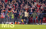 15.04.2026,  Fussball UEFA Championsleague 2025/2026: Viertelfinale Rückspiel,  FC Bayern München - Real Madrid, in der Allianz-Arena München, Frenetischer Jubel nach einem einem Bayern-Tor beim Bayern-Team-Staff. Sportdirektor Christoph Freund (Bayern München), Trainer Vincent Kompany (FC Bayern München) 