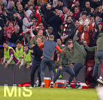 15.04.2026,  Fussball UEFA Championsleague 2025/2026: Viertelfinale Rückspiel,  FC Bayern München - Real Madrid, in der Allianz-Arena München, Frenetischer Jubel nach einem einem Bayern-Tor beim Bayern-Team-Staff. Sportdirektor Christoph Freund (Bayern München), 