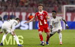 15.04.2026,  Fussball UEFA Championsleague 2025/2026: Viertelfinale Rückspiel,  FC Bayern München - Real Madrid, in der Allianz-Arena München, v.li: Federico Valverde (Real Madrid), Joshua Kimmich (FC Bayern München), gegen Vinicius Junior (Real Madrid) 