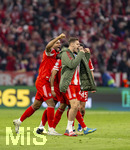 15.04.2026,  Fussball UEFA Championsleague 2025/2026: Viertelfinale Rückspiel,  FC Bayern München - Real Madrid, in der Allianz-Arena München, Torjubel Jonathan Tah (FC Bayern München), Josip Stanisic (Bayern München) 