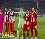 15.04.2026,  Fussball UEFA Championsleague 2025/2026: Viertelfinale Rückspiel,  FC Bayern München - Real Madrid, in der Allianz-Arena München, Schlussjubel der Bayern, v.li:   Lennart Karl (FC Bayern München), Torwart Leonard Prescott (FC Bayern München), Leon Goretzka (FC Bayern München), Torwart Manuel Neuer (FC Bayern München), Luis Diaz (FC Bayern München), Harry Kane (FC Bayern München) 