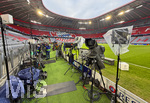 15.04.2026,  Fussball UEFA Championsleague 2025/2026: Viertelfinale Rückspiel,  FC Bayern München - Real Madrid, in der Allianz-Arena München, TV-Sender mit ihrem Kameraequipment am Spielfeldrand.  
