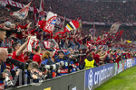 15.04.2026,  Fussball UEFA Championsleague 2025/2026: Viertelfinale Rückspiel,  FC Bayern München - Real Madrid, in der Allianz-Arena München, vor dem Schlussjubel stürmen einige Fans den Innenraum.